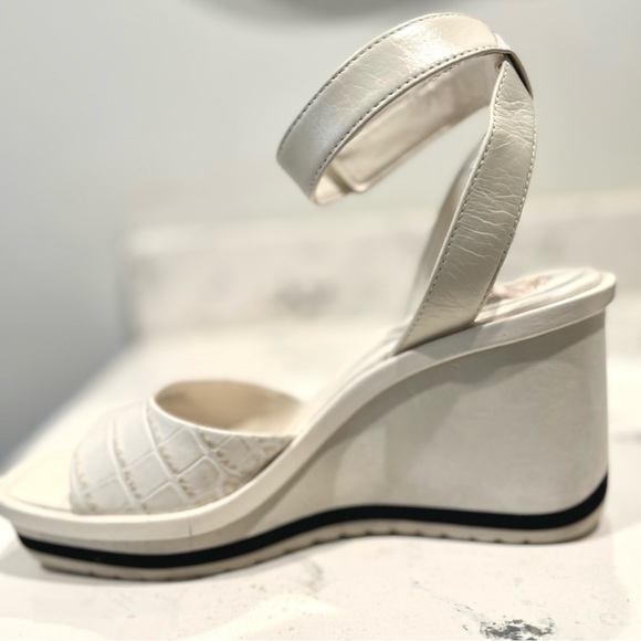 NWOT Vince Camuto Baminda Leather Wedges. Women’s Size 7 Color: Ivory - Picture 5 of 10